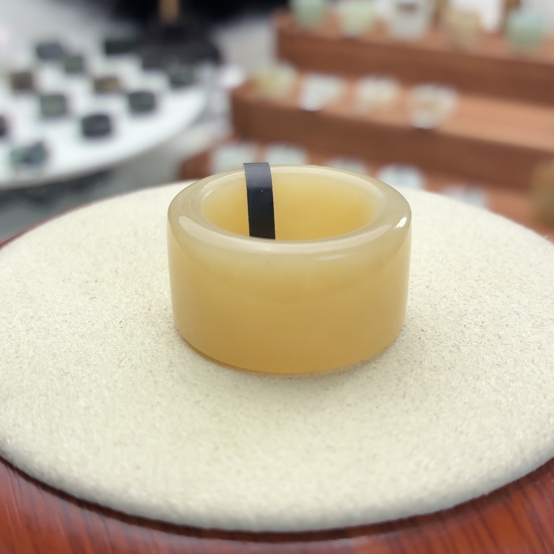 沐***珺和田玉未镶嵌戒指i9黄糖圆切18.5mm买断不退换