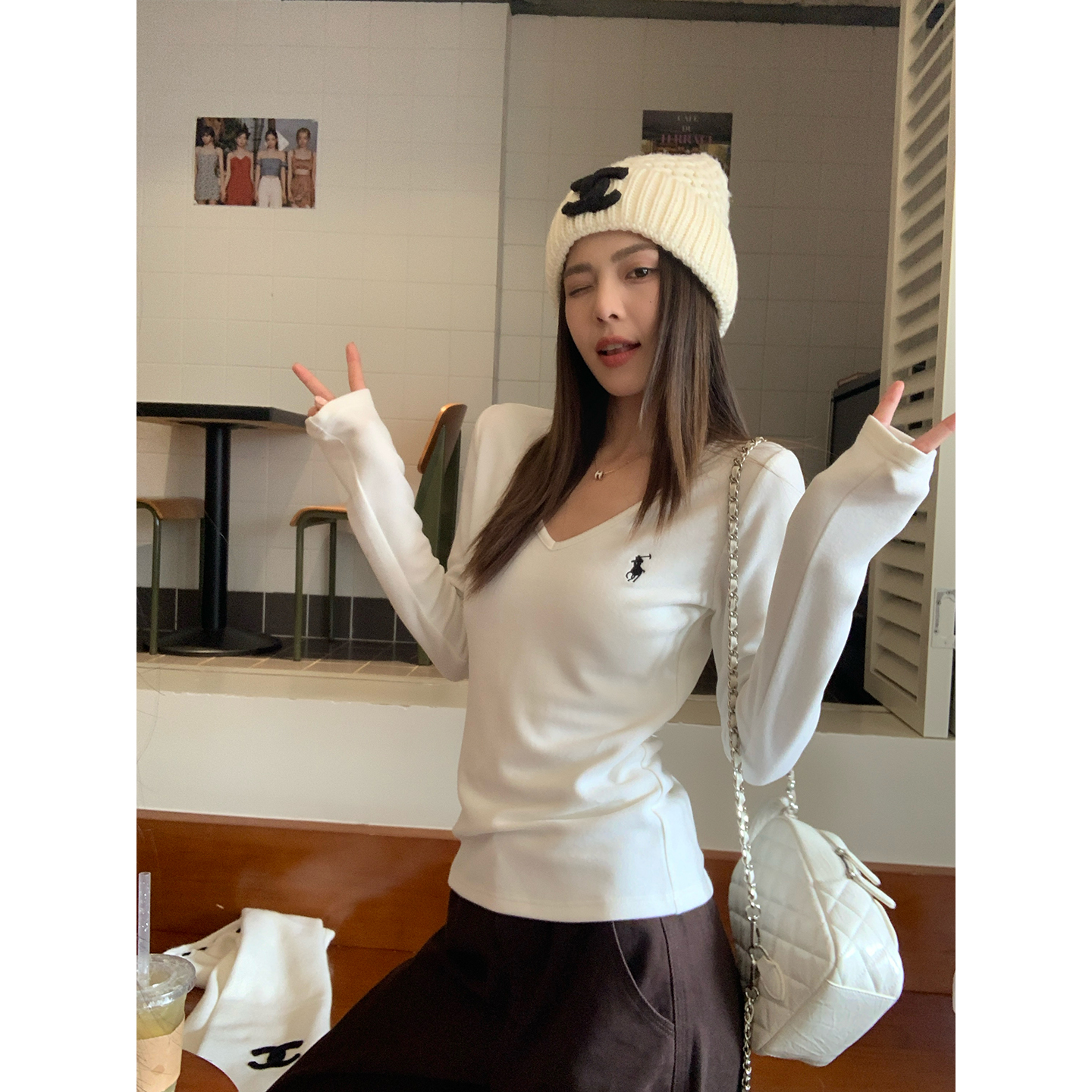 宋正恩10/27 10:00AM上新【简约白色V领刺绣修身打底衫】AA26867