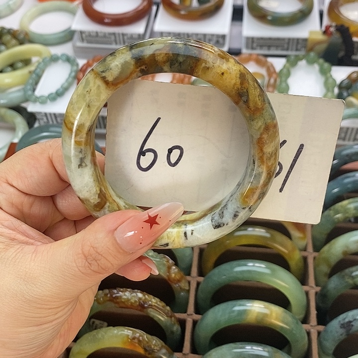 蛇纹石玉手镯未镶嵌