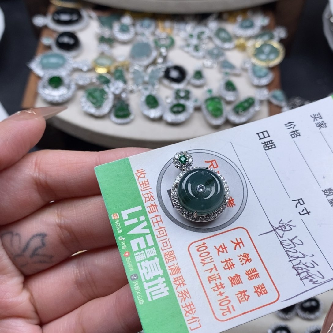 翡翠颈饰未镶嵌翡翠