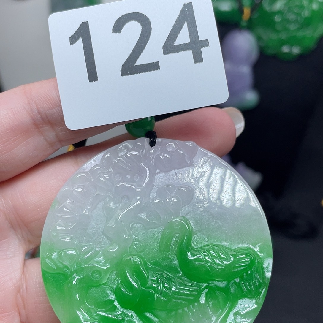 翡翠未镶嵌吊坠(赠链)