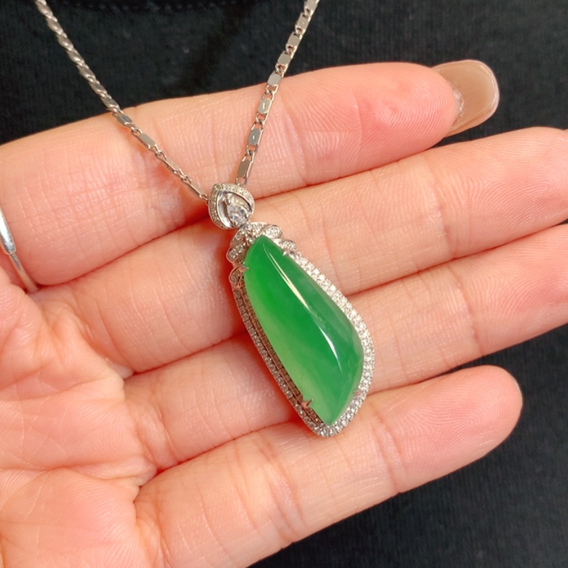 【闪购商品】颈饰18K金镶嵌翡翠随形戒面