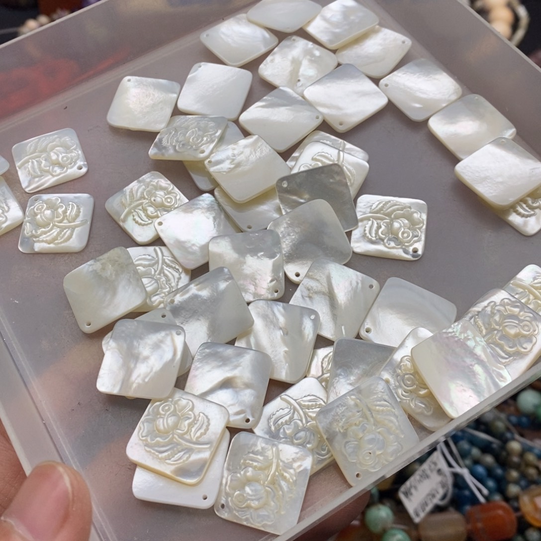 玛瑙/玉髓未镶嵌珠宝半成品一个纯天然16mm白蝶贝牡丹花牌