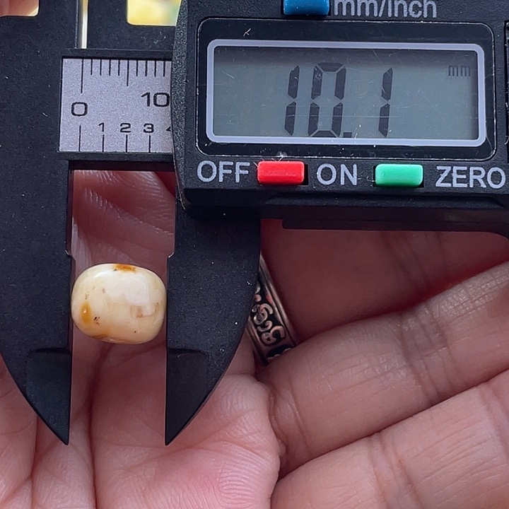 未镶嵌蜜蜡裸石50杂