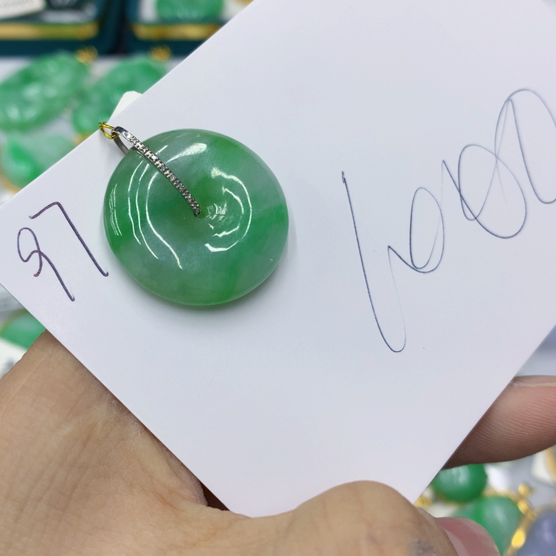 翡翠颈饰18K金镶嵌摸*子翡翠