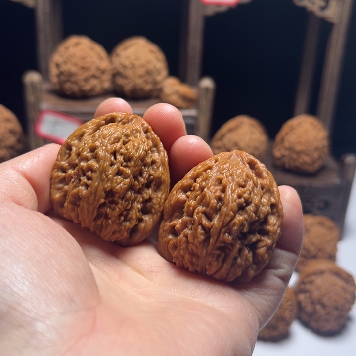 文玩核桃把件洲*。36窝底南疆石狮子头已打底