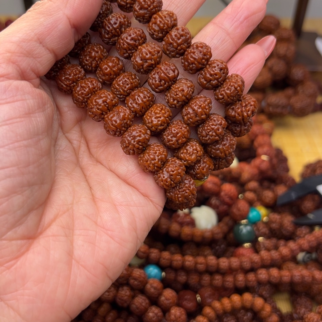 A***d六瓣机刷玉化包浆双圈手串