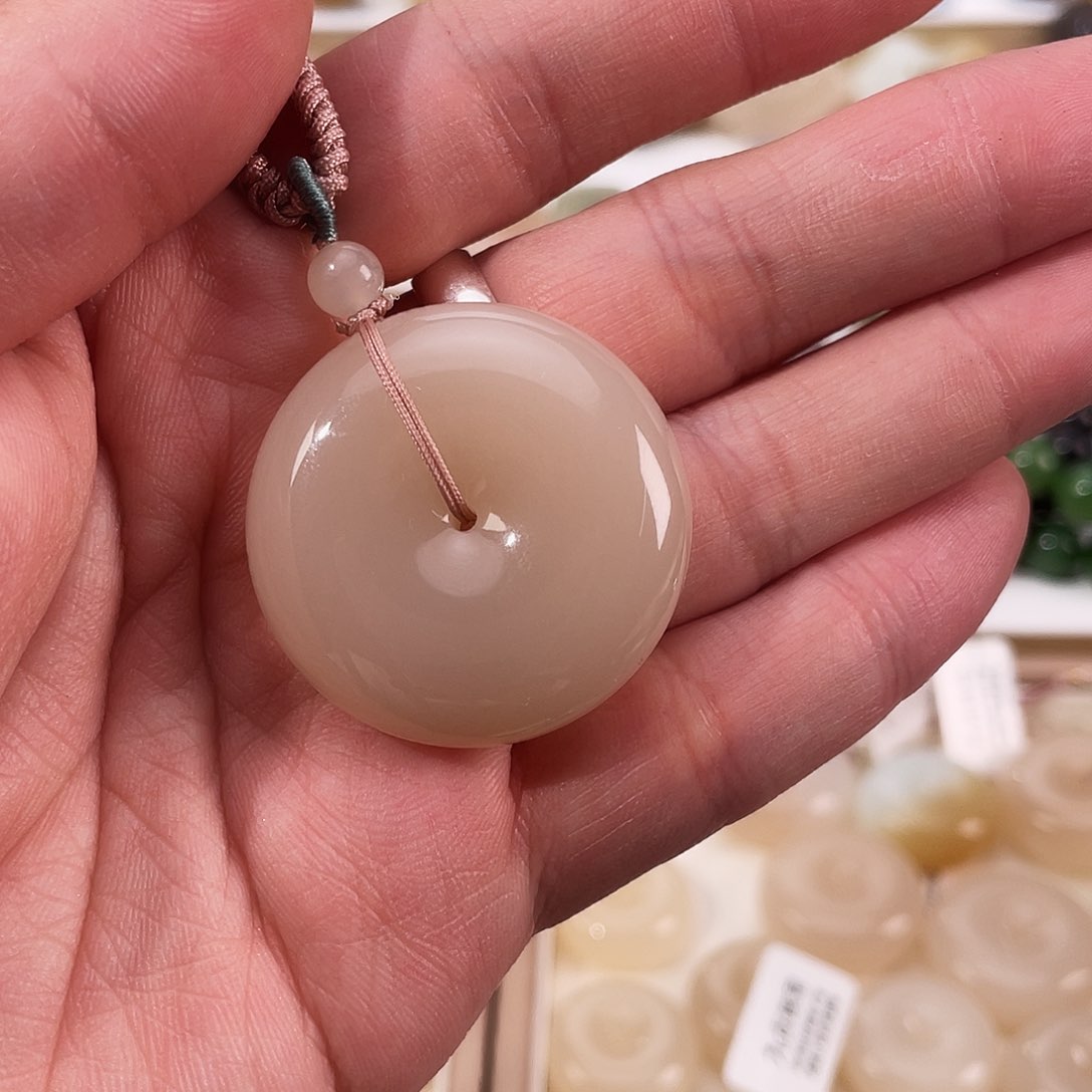 和田玉颈饰未镶嵌岩****?