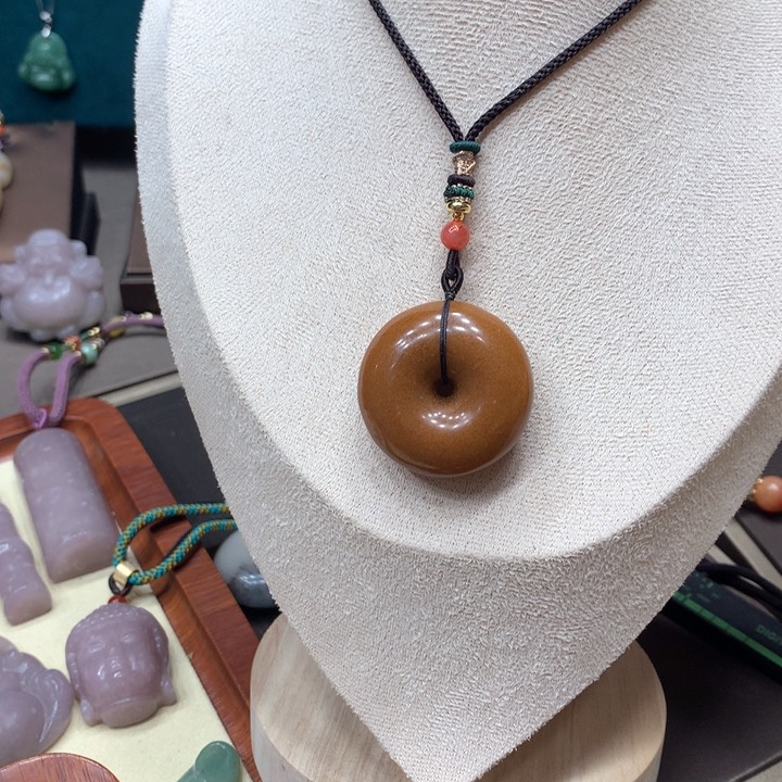 石英质玉颈饰足铂镶嵌