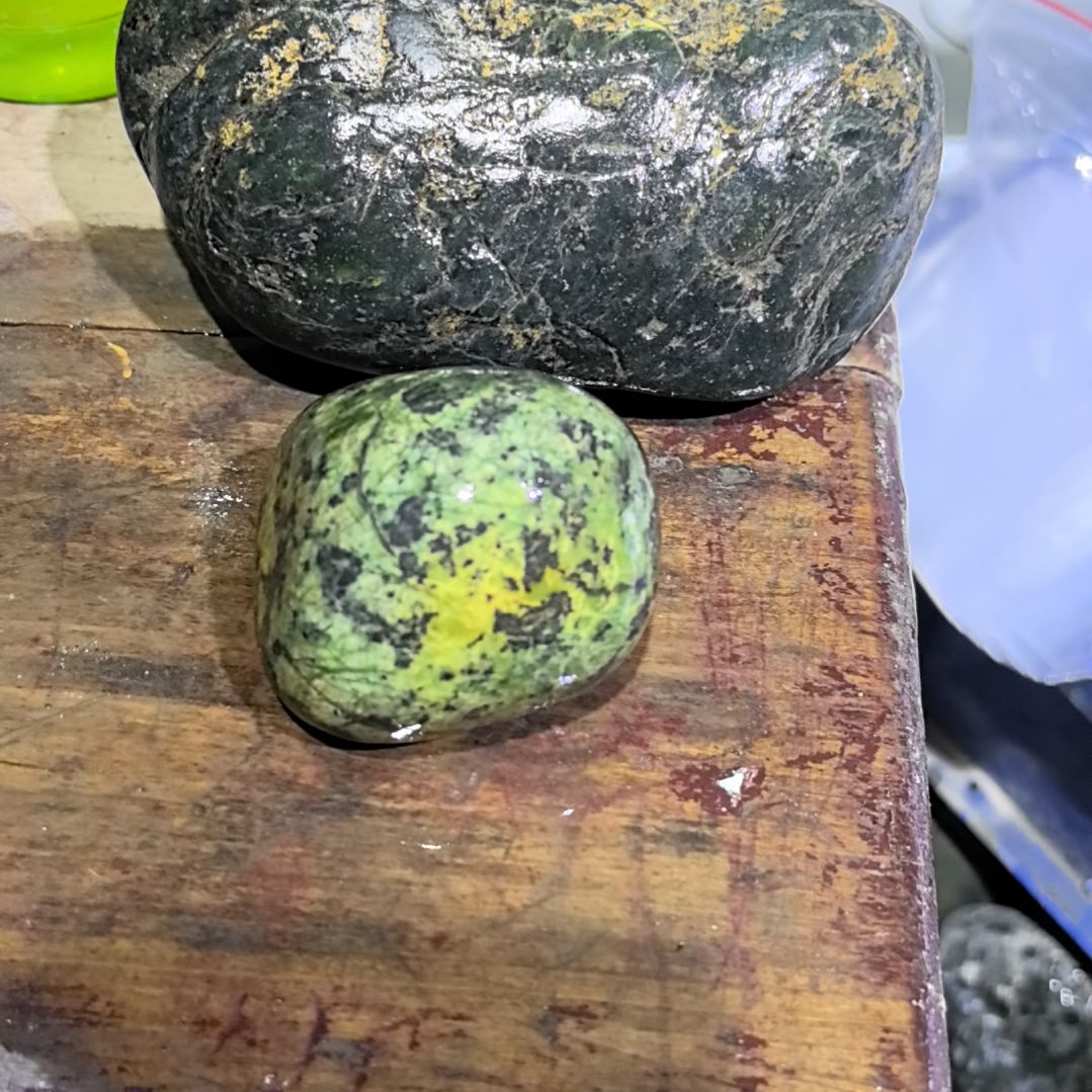 悠***仙藏玉药王石原石2个石头就是磁铁