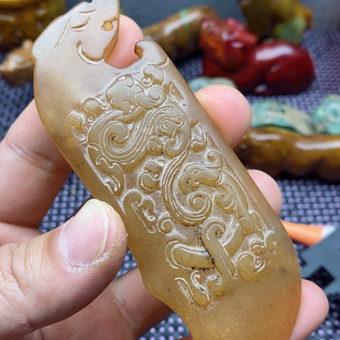 蛇纹石玉颈饰未镶嵌