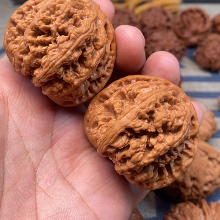 文玩核桃把件狼*生核桃