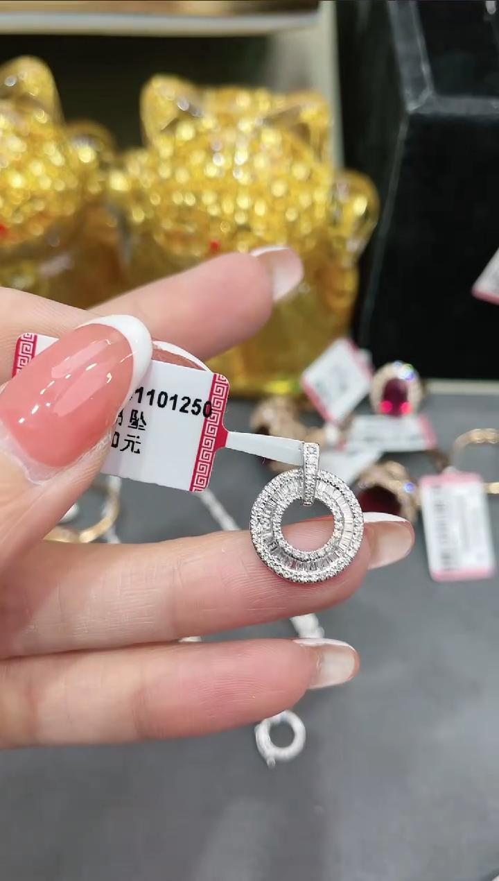 18K金镶嵌钻石吊坠甜甜圈