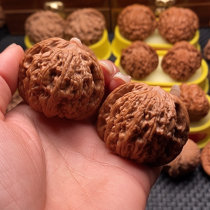 桃核把件44粗筋虎。