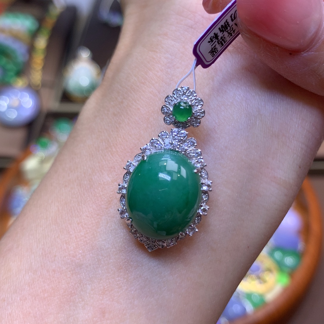 翡翠18K金镶嵌颈饰