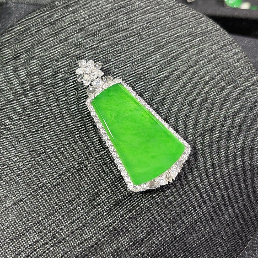 18K金天然A货翡翠正冰阳绿色玻璃种无事牌吊坠整体：49.6×23×10mm