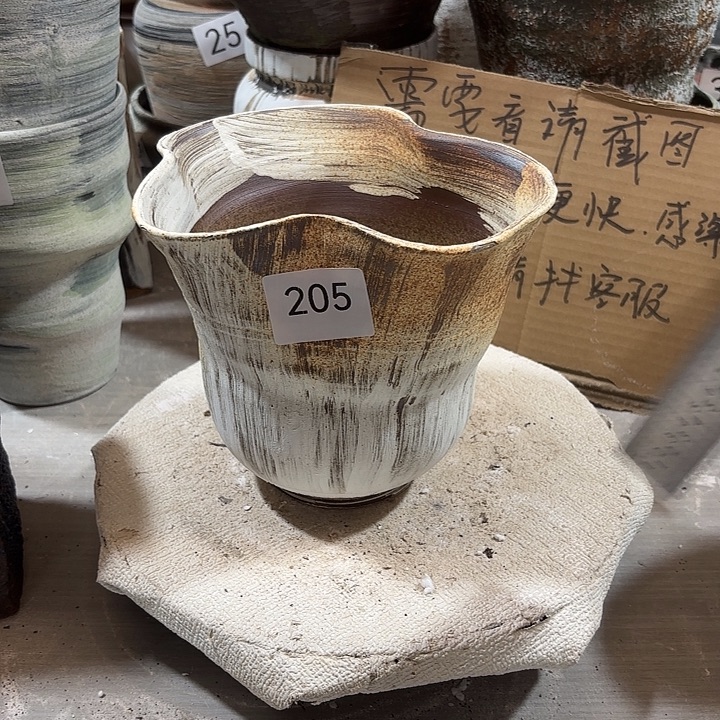 摆件高15，口17，到10，有孔，205