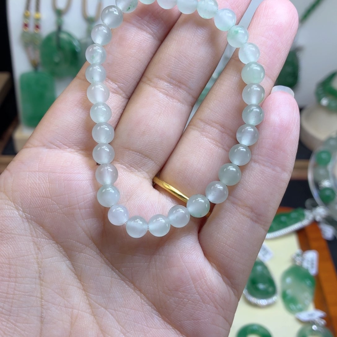 石英质玉（非洲翠）未镶嵌颈饰