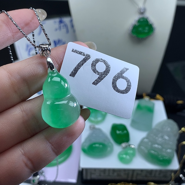 翡翠未镶嵌吊坠(赠链)
