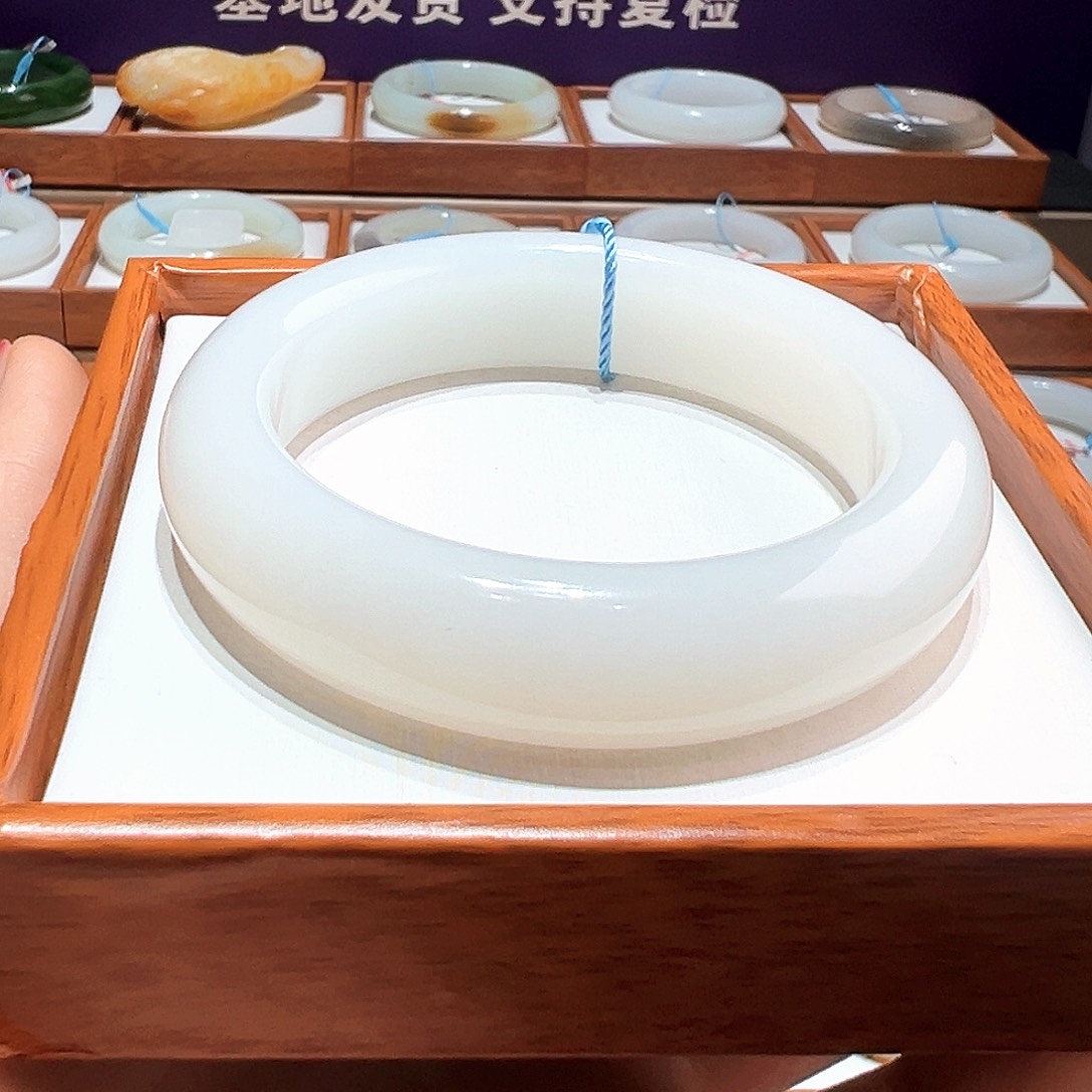 和田玉手镯未镶嵌56 57