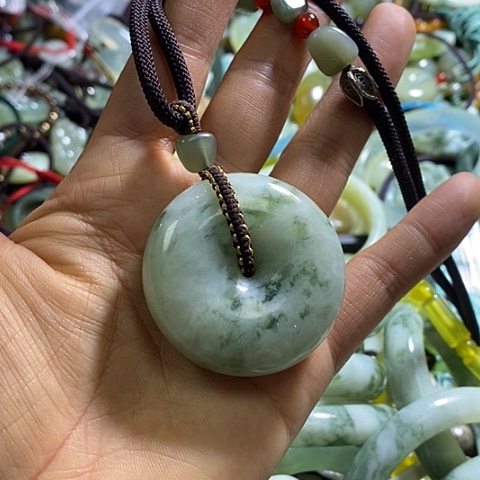 透闪石-蛇纹石玉颈饰未镶嵌挂件