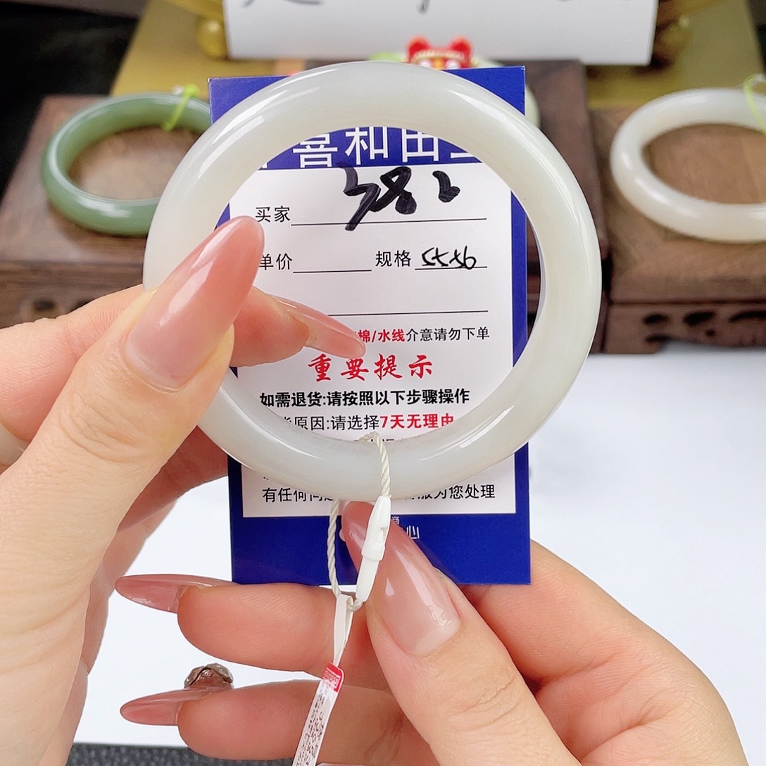 和田玉未镶嵌手镯