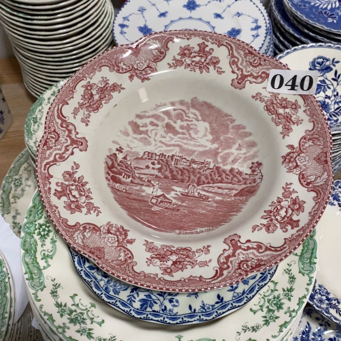 瓷微瑕红堡草帽盘八寸