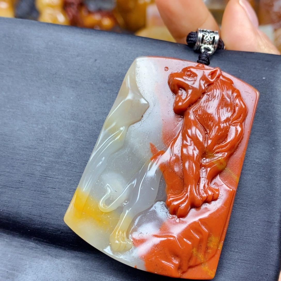 石英质玉（黄龙玉）颈饰未镶嵌