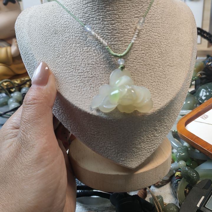 和田玉未镶嵌颈饰翠青花花