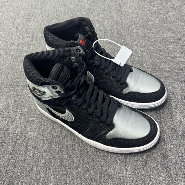 95新 AIR JORDAN 42码 95新 aj1丝绸黑银 球鞋