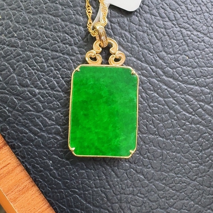 不***格翡翠18K金镶嵌颈饰荣倩无事牌