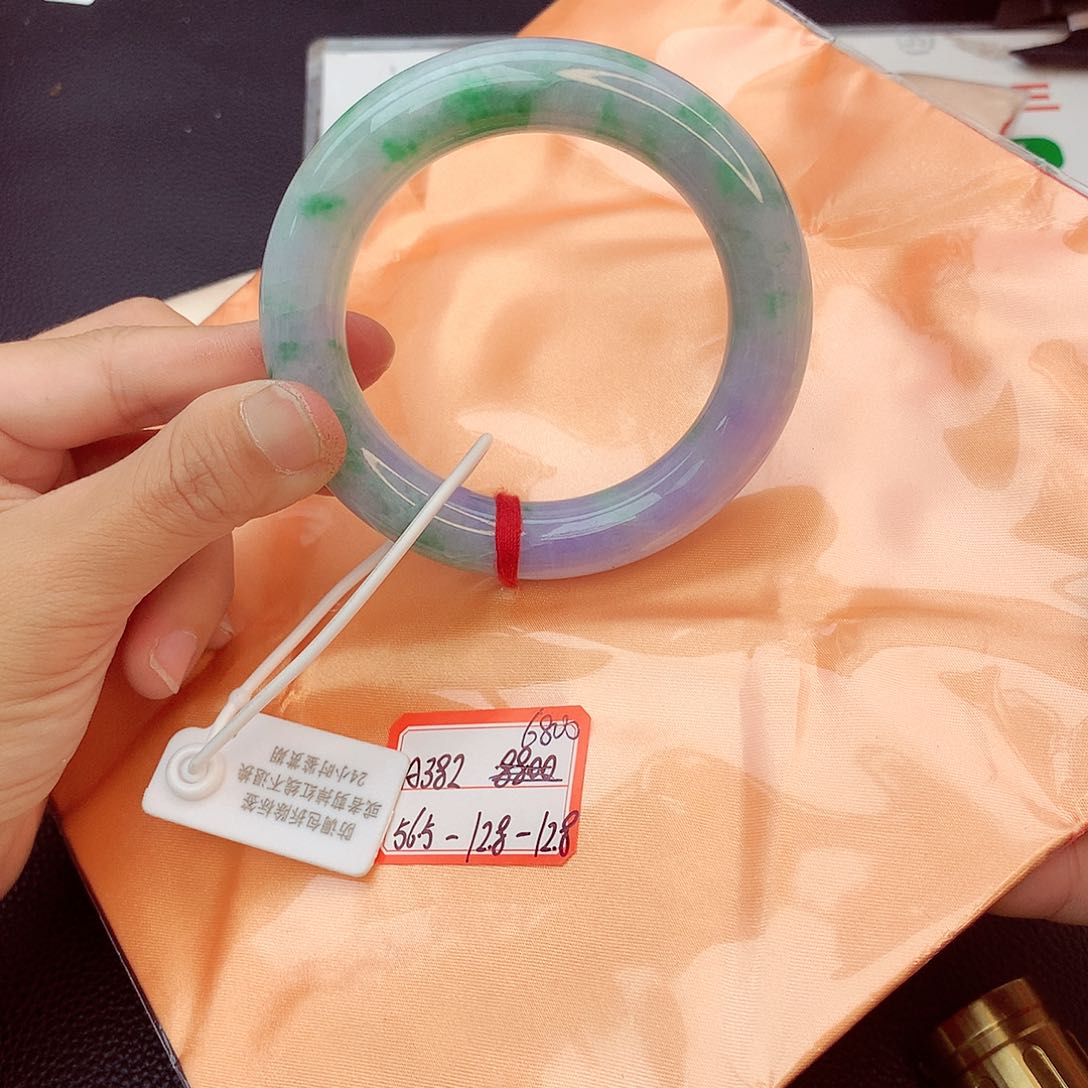 翡翠手镯未镶嵌翡翠