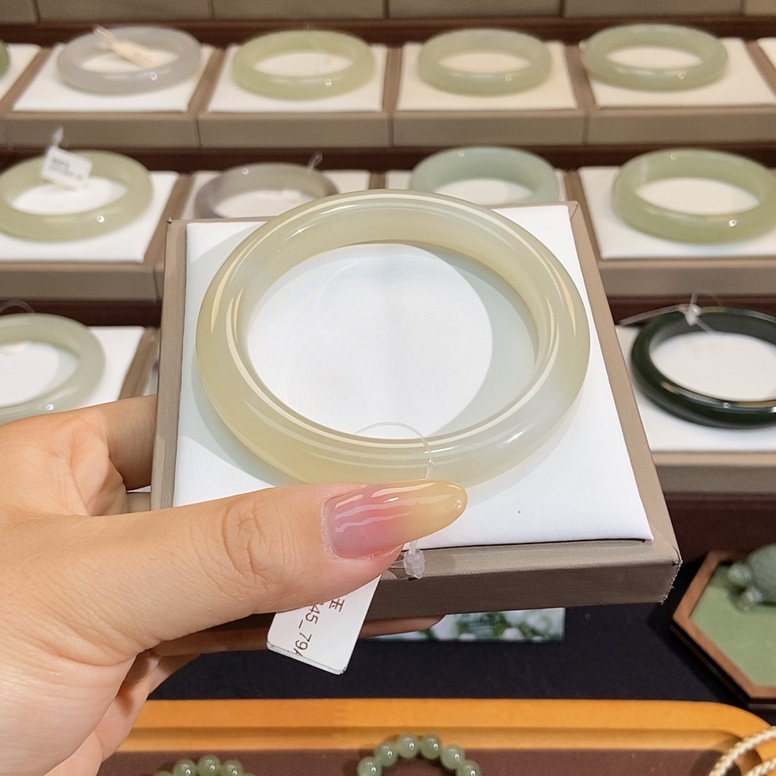 和田玉手镯未镶嵌