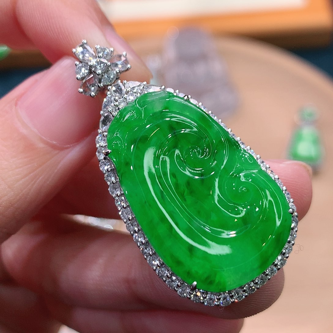 翡翠挂件18K金镶嵌如意