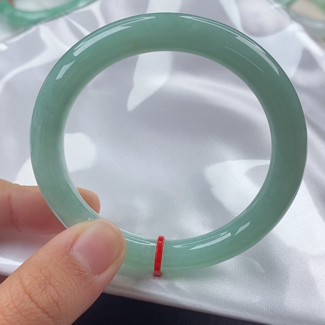 翡翠手镯（圆镯）未镶嵌53圈