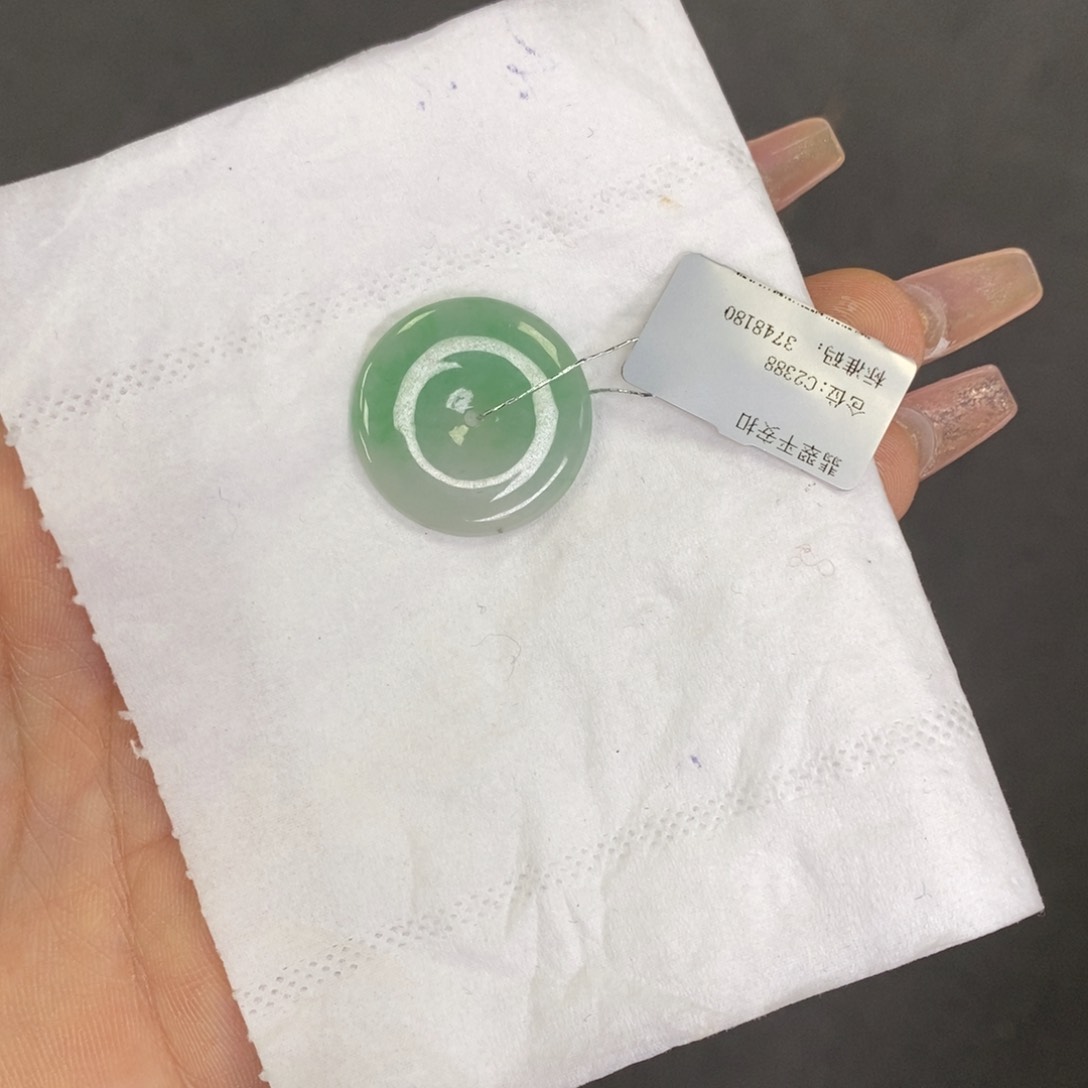 翡翠颈饰未镶嵌平安扣