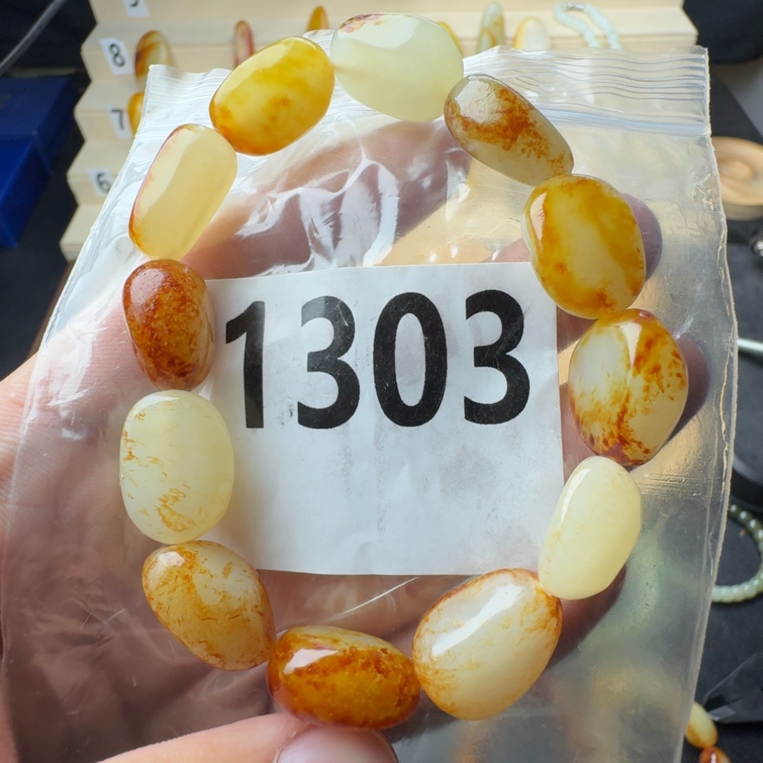 此***年和田玉未镶嵌手串