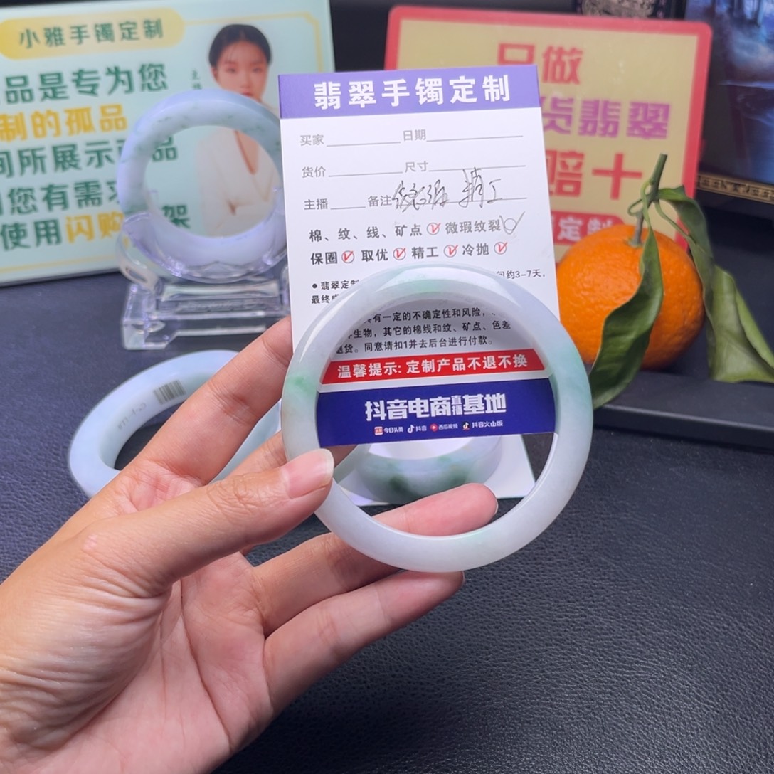 我***⁶定制翡翠未镶嵌手镯