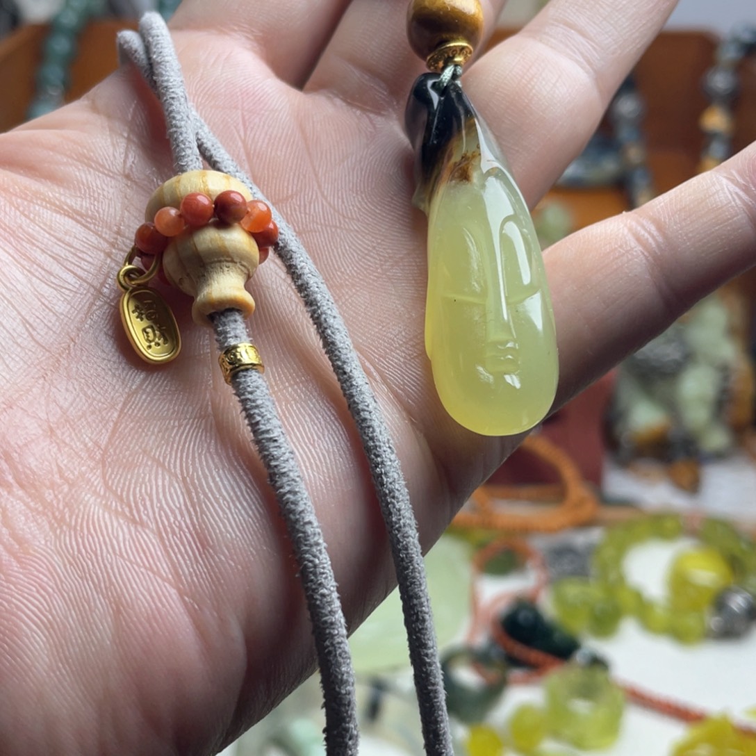 蛇纹石玉未镶嵌吊坠