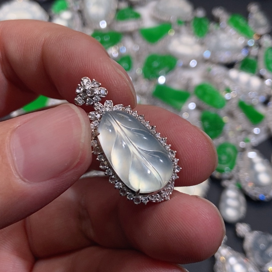 翡翠18K金镶嵌颈饰叶子