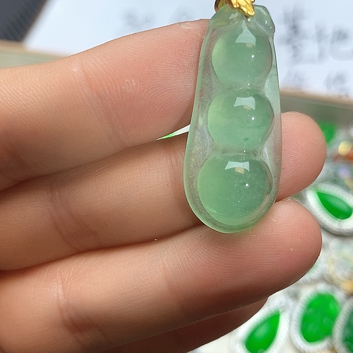 翡翠颈饰未镶嵌啊啊