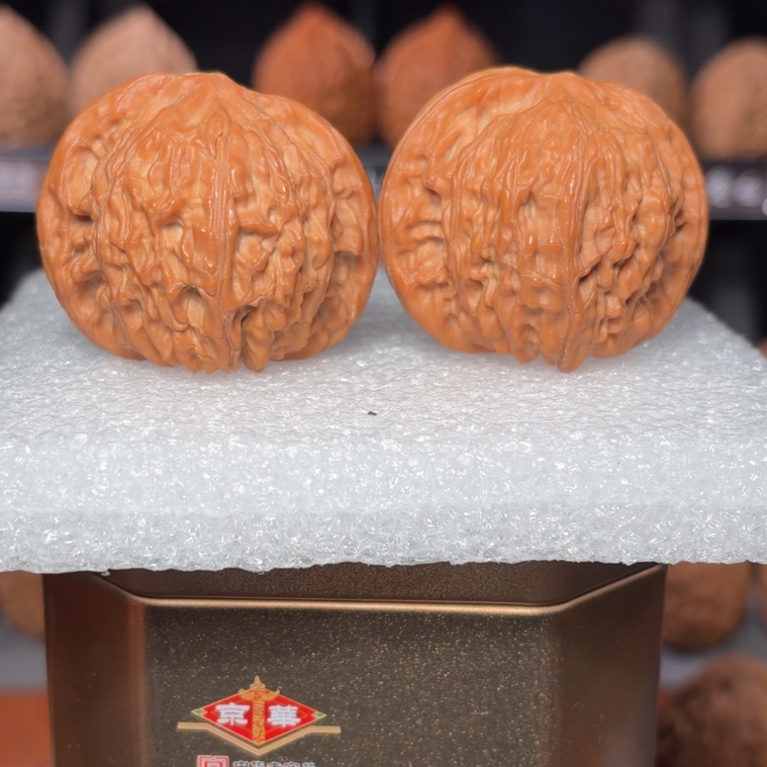 文玩核桃把件红皮白霜山地磨盘