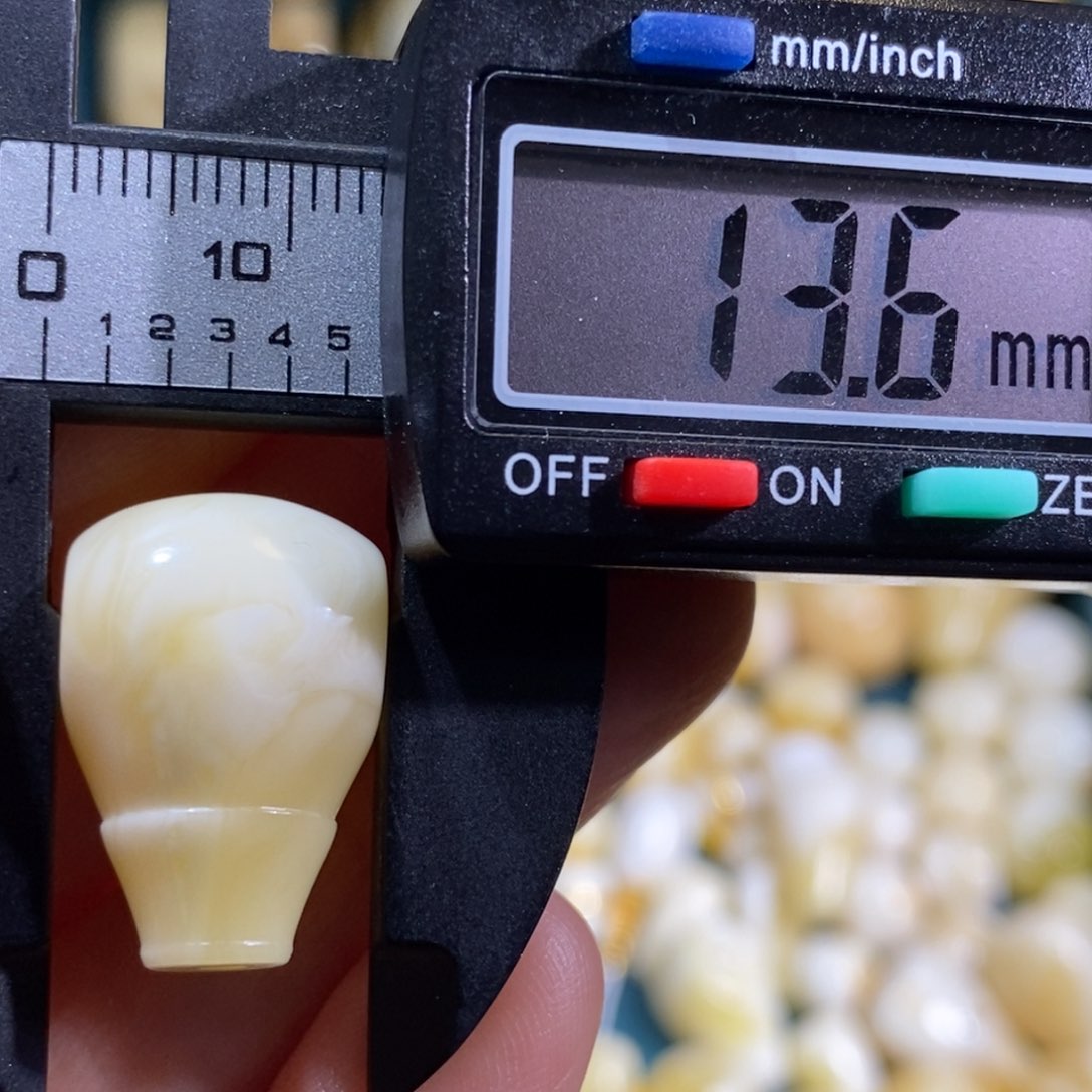 琥珀裸石未镶嵌配饰