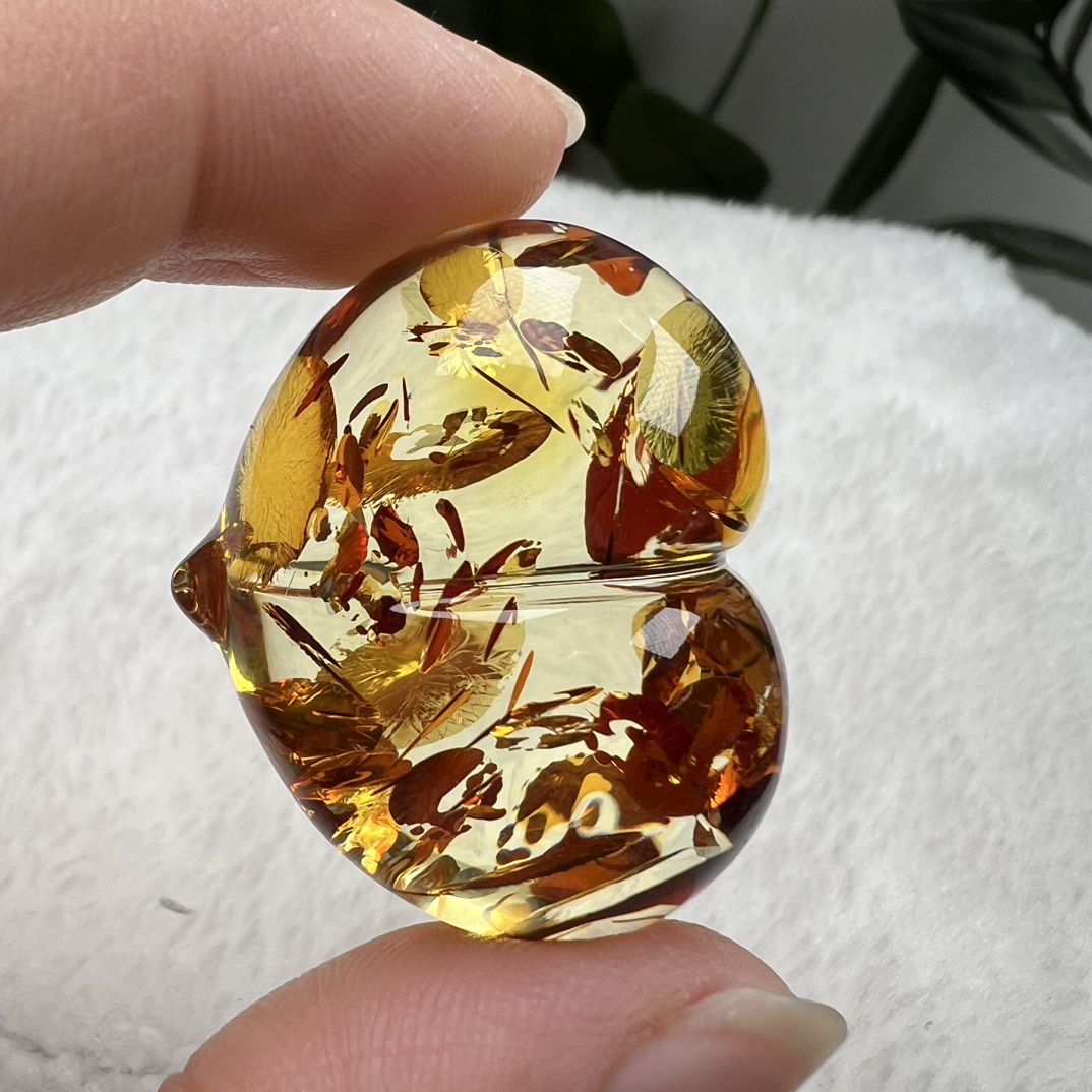 时尚花珀屁桃吊坠尺寸：35.3*29.7*23mm