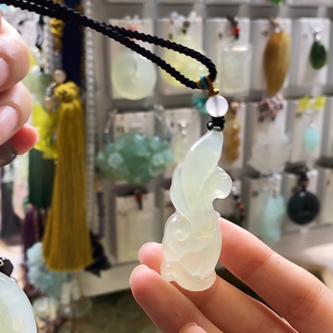 蛇纹石玉未镶嵌颈饰