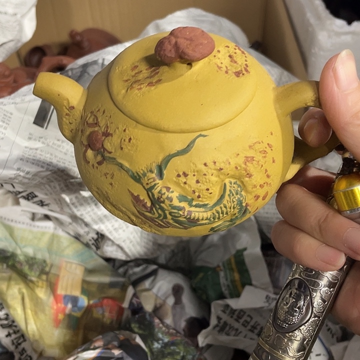 紫砂茶壶矿泥料手工制作的一把紫砂壶。