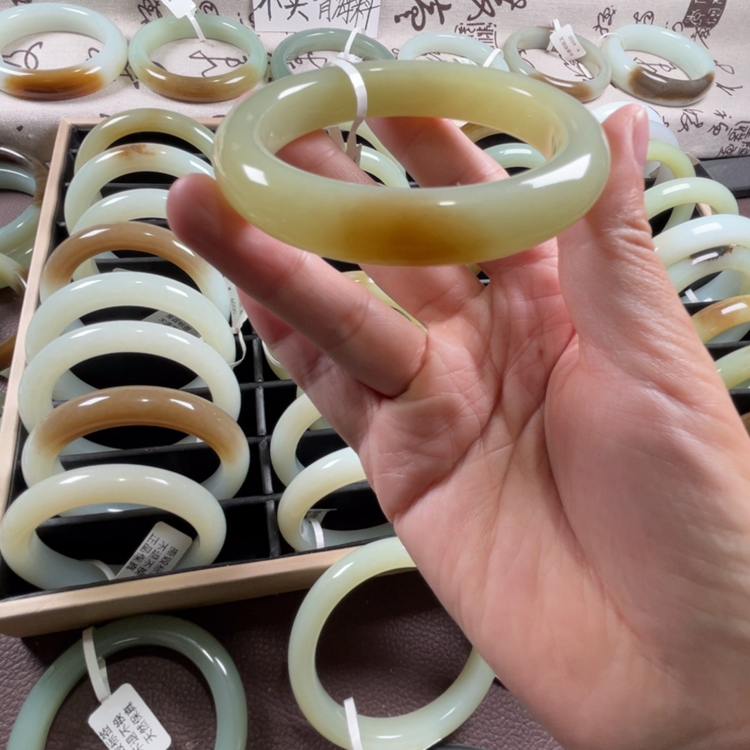 和田玉未镶嵌手镯