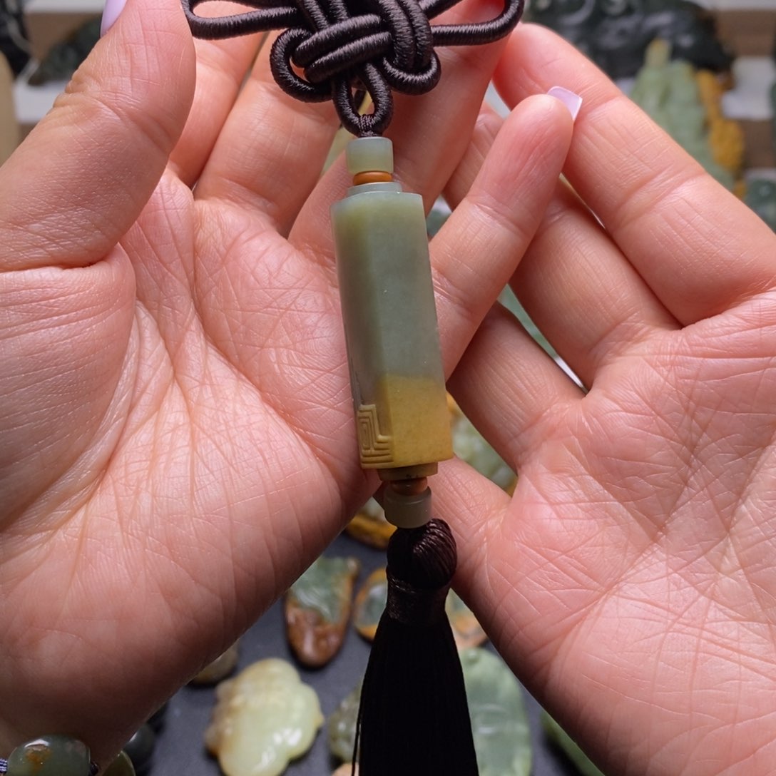 岫岩河磨玉（透闪石质玉）车挂未镶嵌?*餮