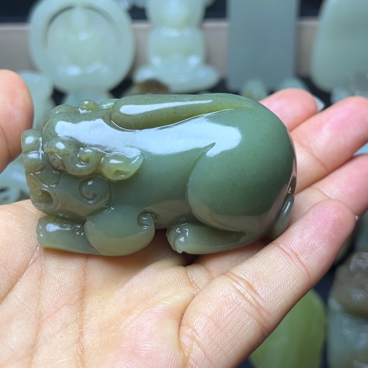 赏***者和田玉未镶嵌颈饰