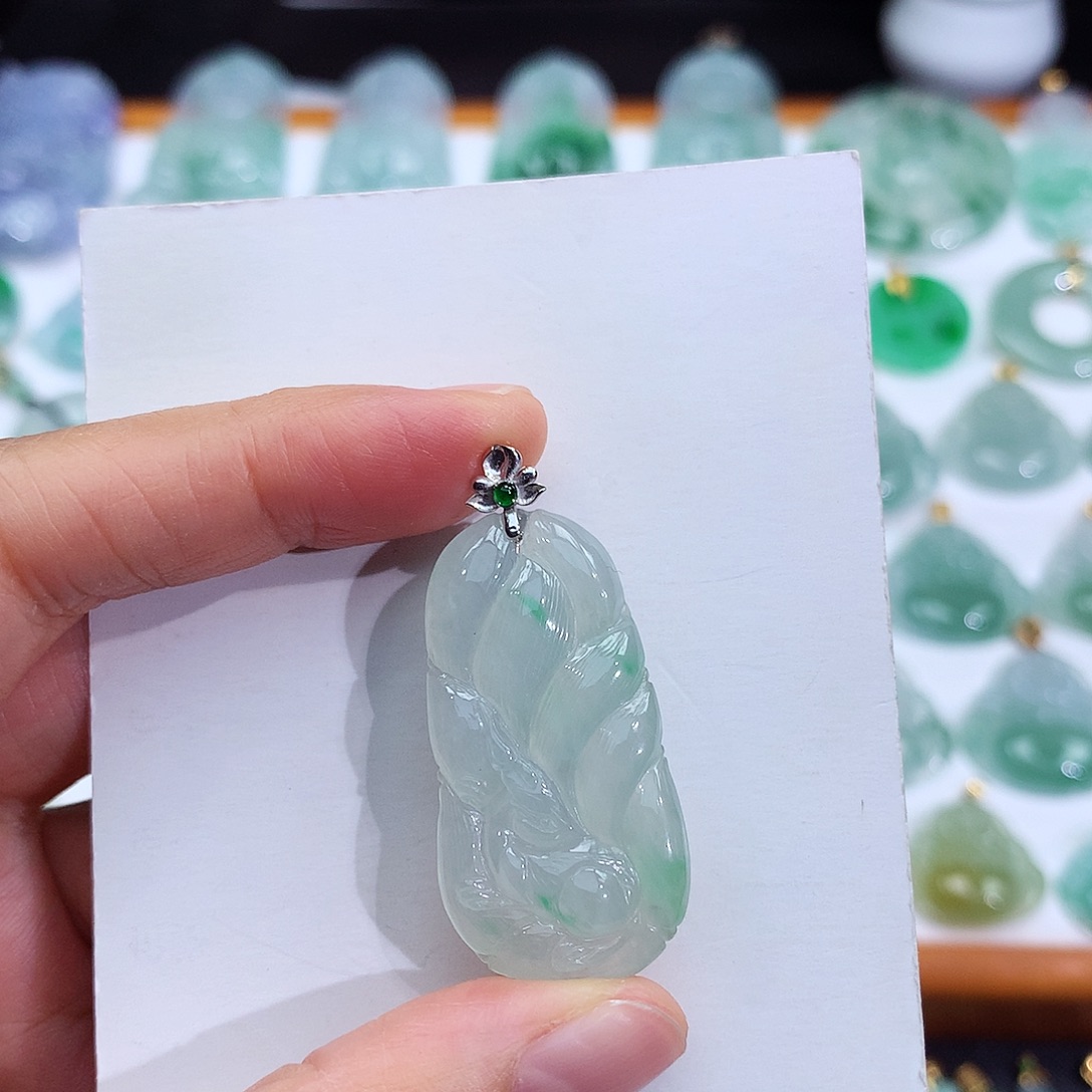 翡翠18K金镶嵌颈饰翡翠吊坠